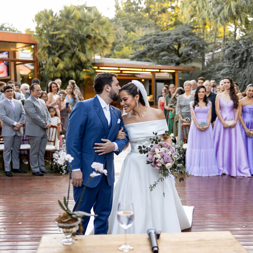 Bryllupsfoto: bride and groom dancing, outdoor wedding ceremony, bridesmaids in lavender dresses, groomsmen in gray suits, wooden deck venue | Jefferson Cristiano Guimaraes Tadei, Campinas, Brasilien