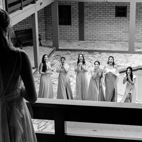 Bryllupsfoto: bride with bridesmaids below, black and white wedding moment, bride overlooking bridal party, courtyard wedding gathering | Alex Bernardo, Brasilia, Brasilien