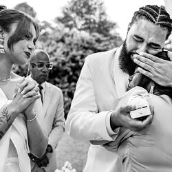 結婚式の写真: bride in white veil, groom in cream suit, emotional moment with child, outdoor garden setting, daytime wedding ceremony | Danilo &amp; Cris Almeida, Mogi das Cruzes, ブラジル