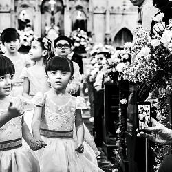 結婚式の写真: flower girls in white dresses, children at church ceremony, ornate floral arrangements, black and white wedding, formal religious setting | Flávio Roberto, Taubaté, ブラジル