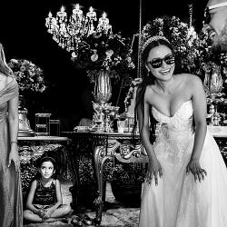 結婚式の写真: bride in sunglasses, elegant nighttime reception, ornate floral arrangements, candlelit formal dinner, guests laughing together, black and white event | Flávio Roberto, Taubaté, ブラジル