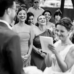 結婚式の写真: women laughing at ceremony, outdoor wedding gathering, black and white wedding, guests smiling together, bride in white dress | Danilo &amp; Cris Almeida, Mogi das Cruzes, ブラジル