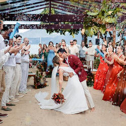 結婚式の写真: bride and groom kissing, beach wedding ceremony, guests applauding couple, bubbles floating overhead, seaside pergola setting | Danilo &amp; Cris Almeida, Mogi das Cruzes, ブラジル